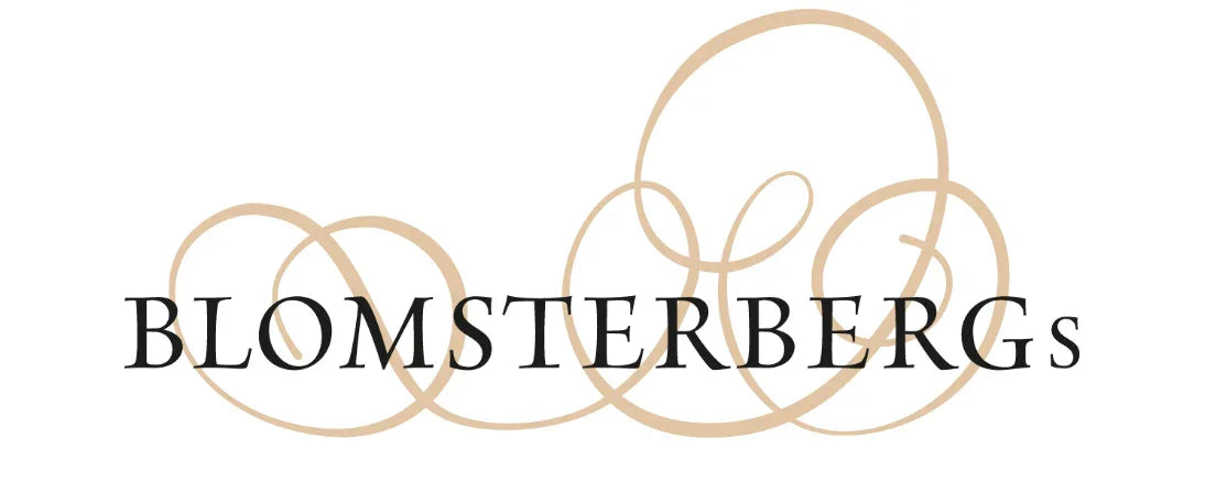 Logo for Blomsterbergs med sort tekst og dekorative beige svungne linjer.