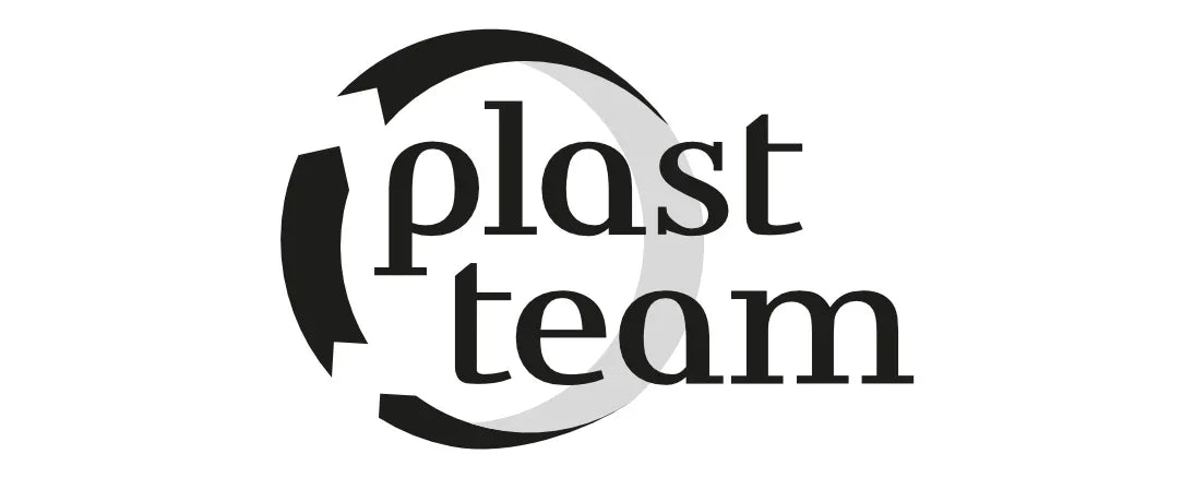 Logo for Plast Team med sort tekst og et cirkulært pileikon