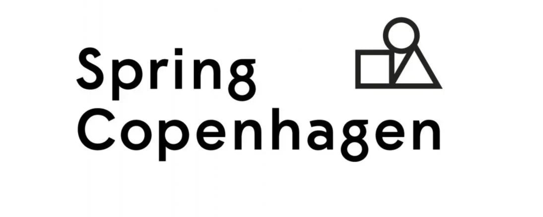 Logo for Spring Copenhagen med sort tekst og geometrisk symbol på hvid baggrund