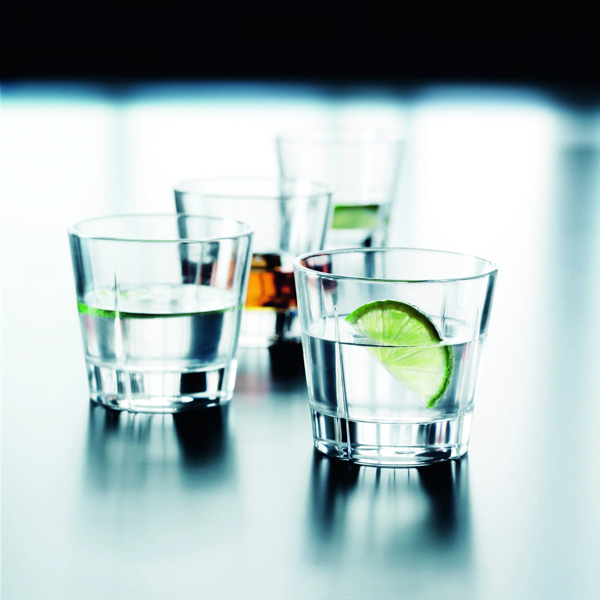Sæt med ROSENDAHL Grand Cru drinksglas med forskellige drinks og lime