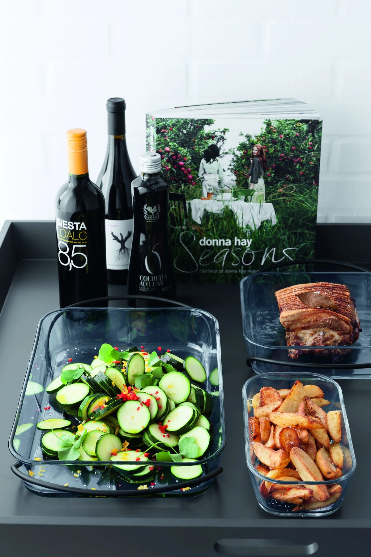 ROSENDAHL Grand Cru fadsæt med agurkesalat, stegt kød og kartofler samt vin og kogebog.