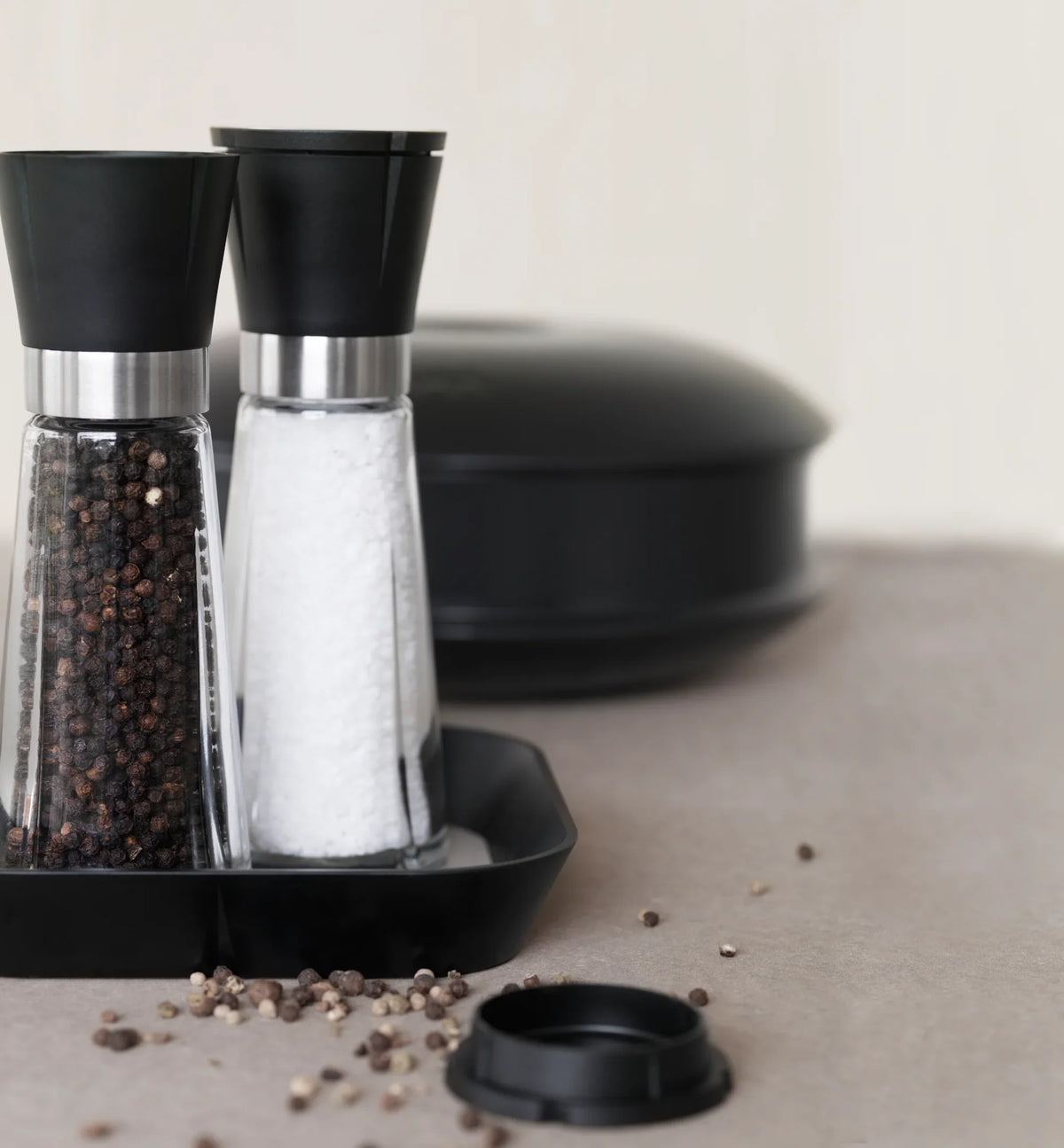 Rosendahl Grand Cru kværnsæt i 2-pak høj model med salt og peber i sort bakke