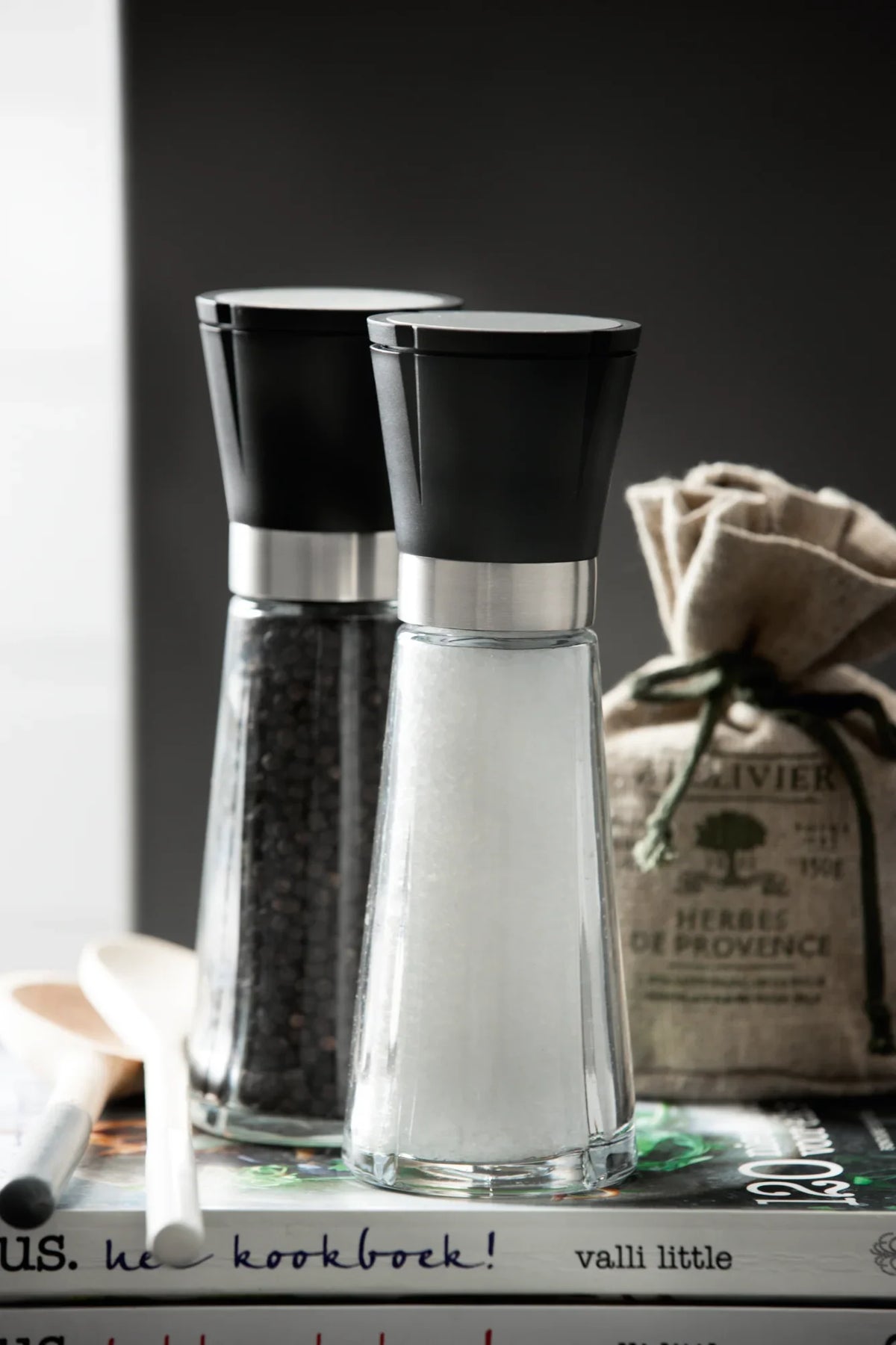 Sæt med to ROSENDAHL Grand Cru kværne i glas til salt og peber på en kogebog