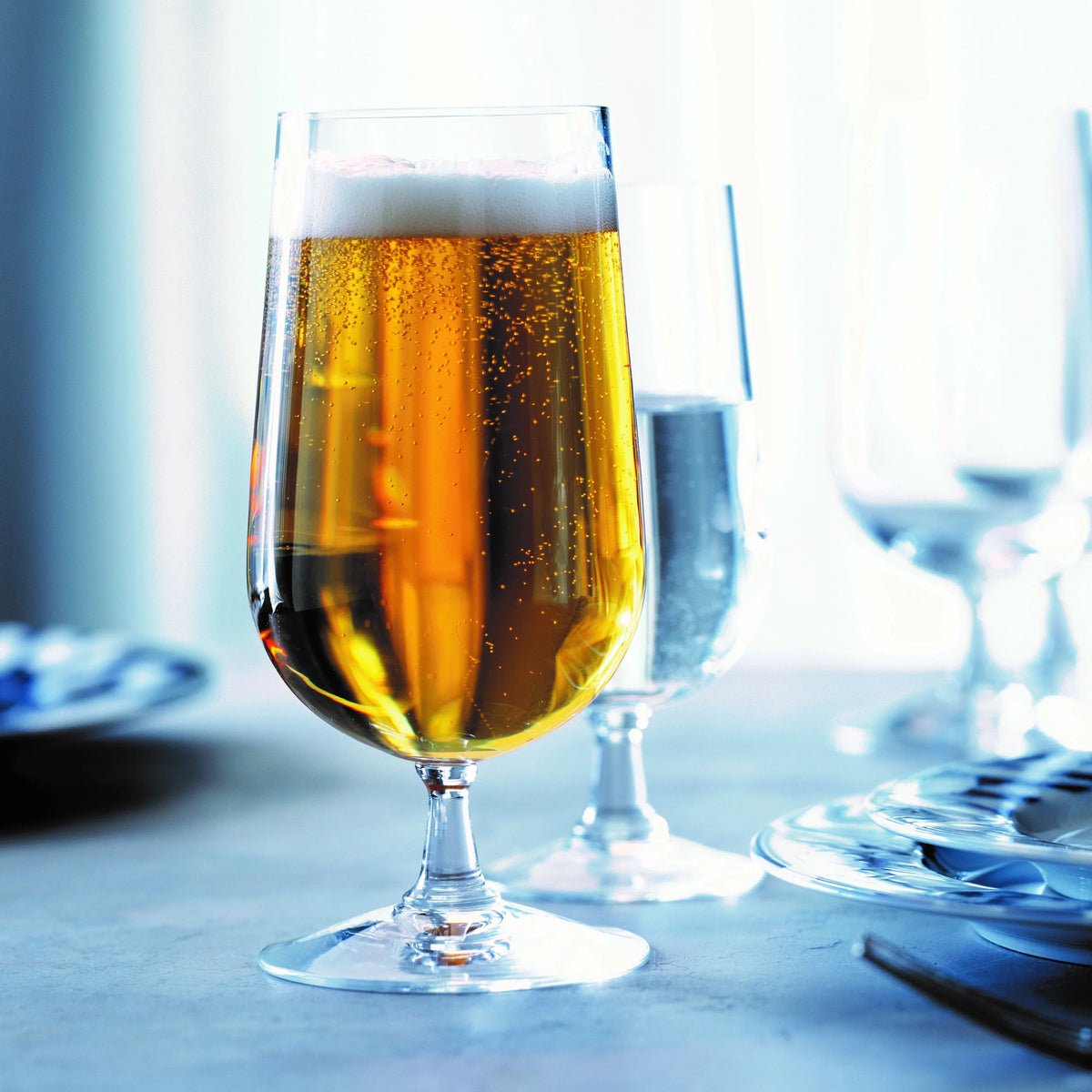 Et fyldt ROSENDAHL Grand Cru ølglas med gylden øl og hvidt skum