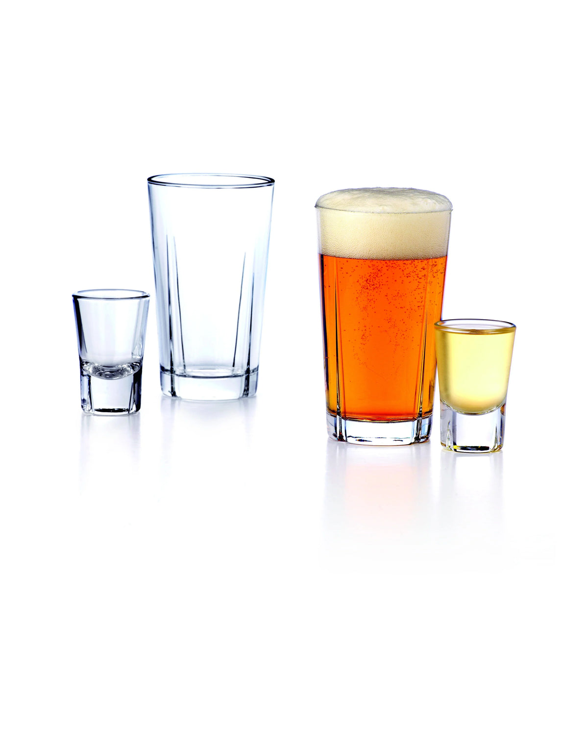 Sæt med ROSENDAHL glas, inklusiv et snapseglas, et vandglas og et ølglas med skum.