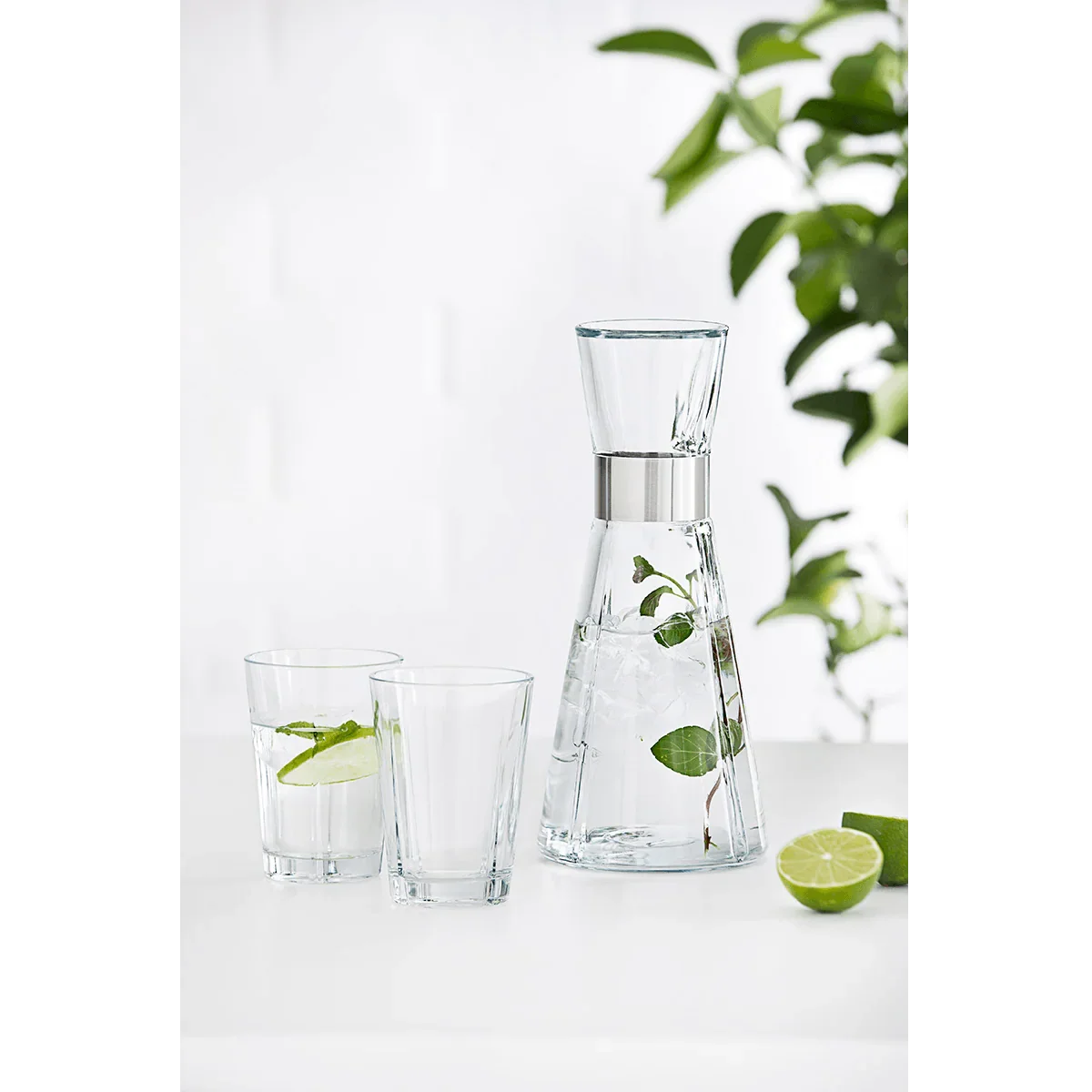 Rosendahl Grand Cru vandglas og vandkaraffel i klart glas med lime og isterninger