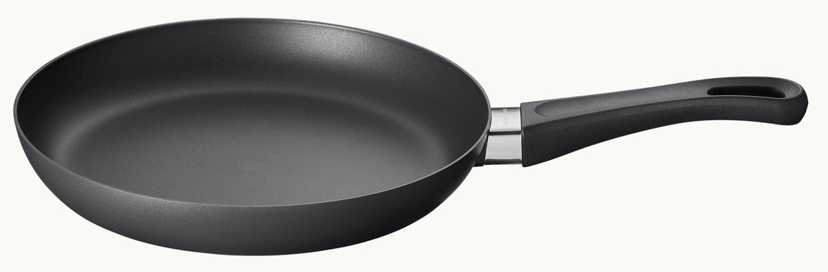Sort SCANPAN Classic stegepande i 24 cm med non-stick belægning og sort håndtag