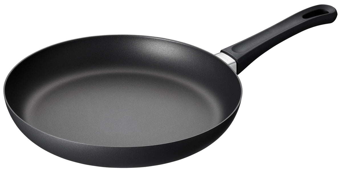 Sort SCANPAN Classic stegepande på 28 cm med non-stick belægning og sort håndtag