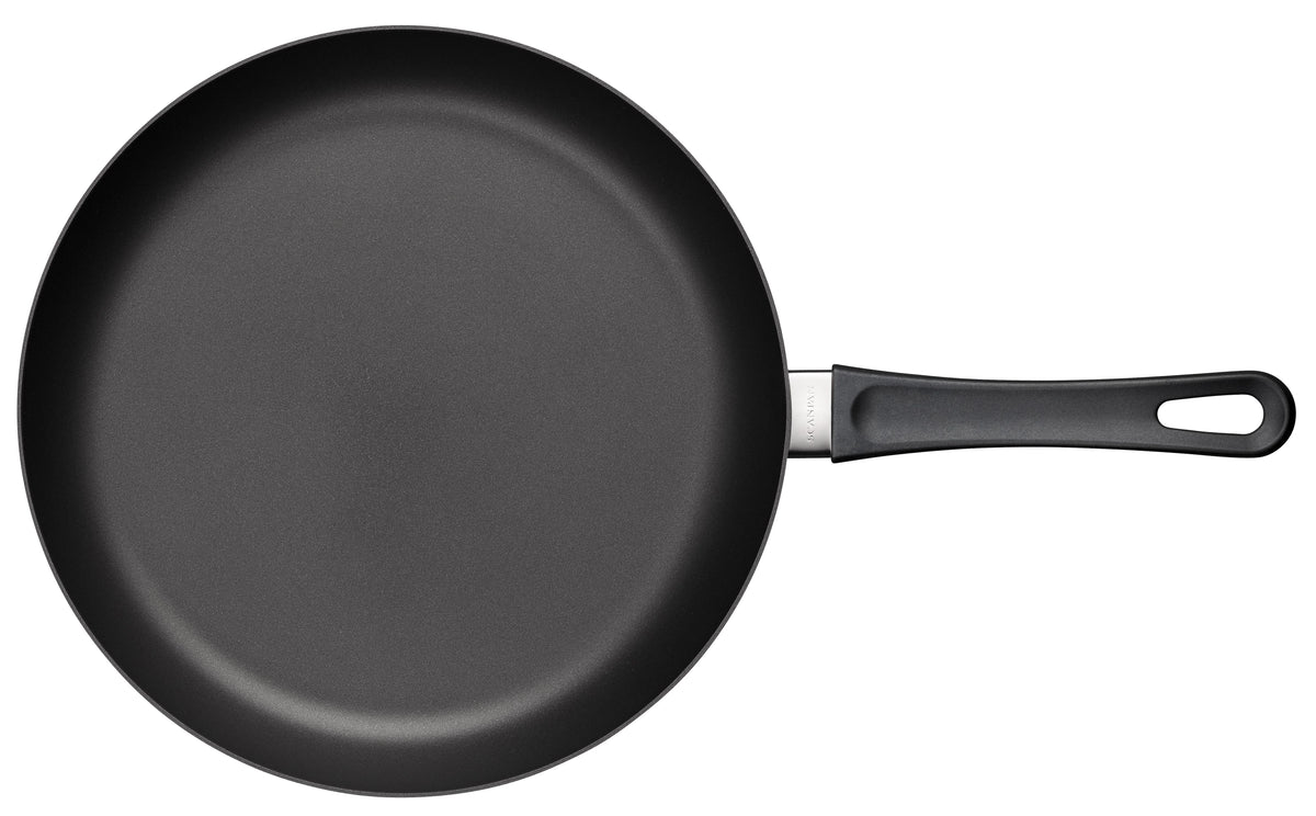 Sort SCANPAN Classic stegepande i 28 cm set oppefra på hvid baggrund