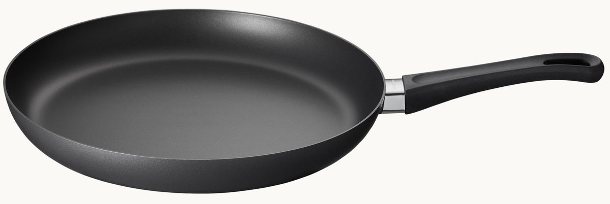 Sort SCANPAN Classic stegepande på 32 cm med sort håndtag