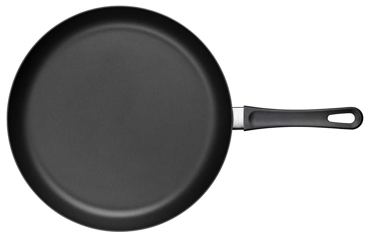 Sort SCANPAN Classic stegepande på 32 cm set fra oven