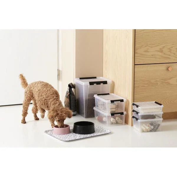 Lille hund ved madskåle og gennemsigtige ORTHEX Smart Box opbevaringskasser