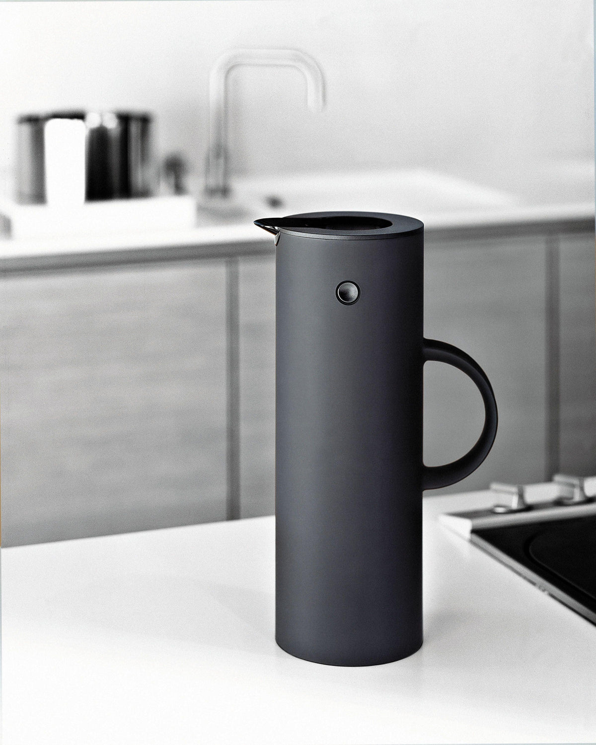 Sort Stelton EM77 termokande i et moderne køkkenmiljø