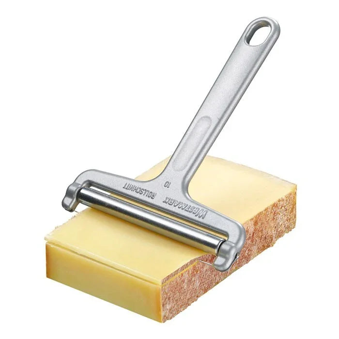 WESTMARK osterulle i aluminium fra GADE & CO, der skærer tynde skiver af en osteblok