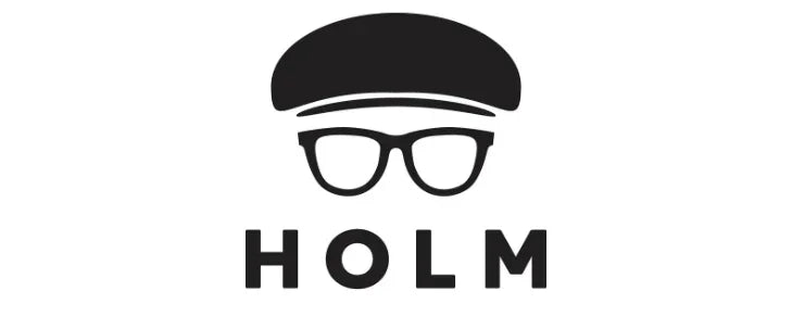 Sort logo for Holm med illustration af en person med hat og briller