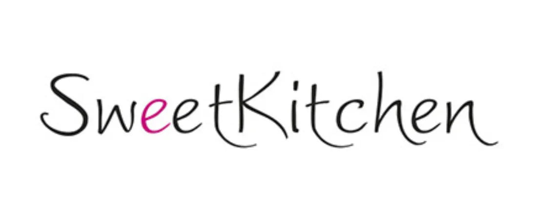 Logo for SweetKitchen med sort og lyserød tekst på hvid baggrund.
