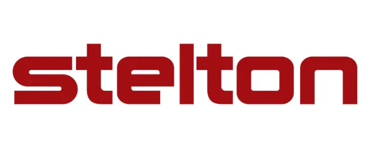 Rødt Stelton logo på hvid baggrund