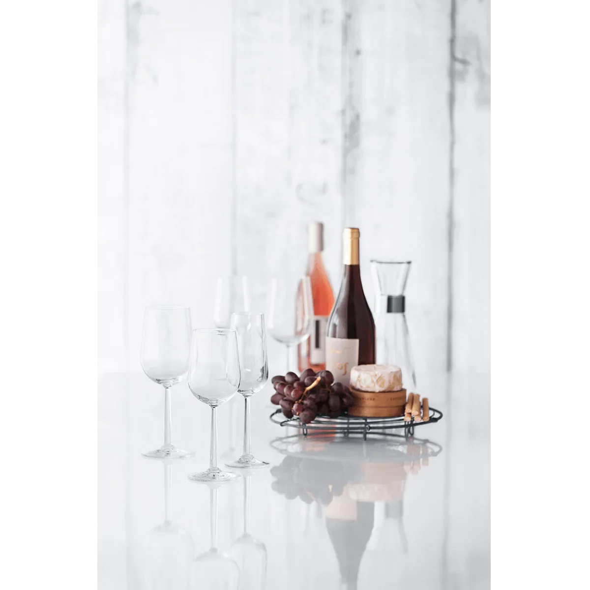 Rosendahl Grand Cru Bordeaux rødvinsglas med vin, ost og druer på et hvidt bord.