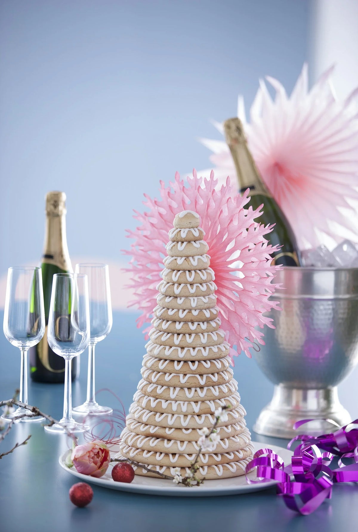 Rosendahl Grand Cru champagneglas sammen med champagne og en kage af småkager.