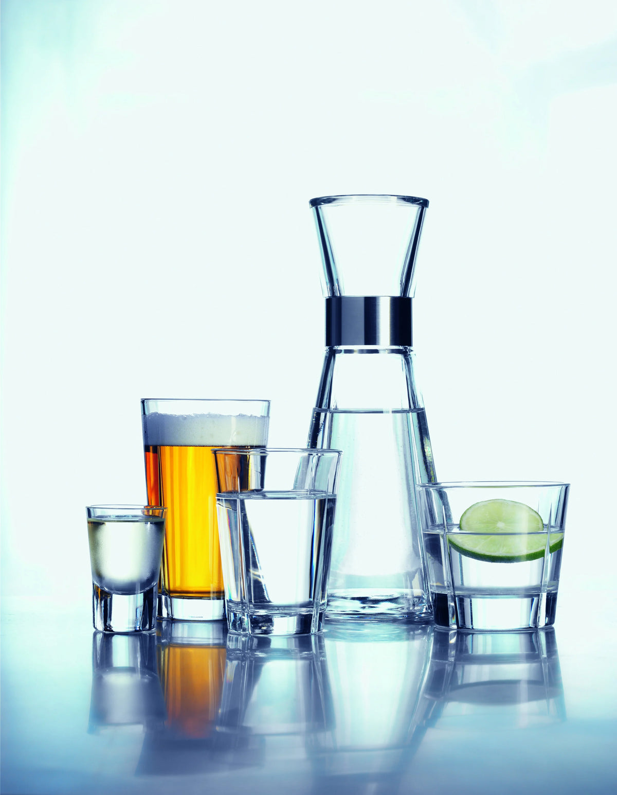Sæt med ROSENDAHL Grand Cru drinksglas og karaffel med forskellige drikkevarer.