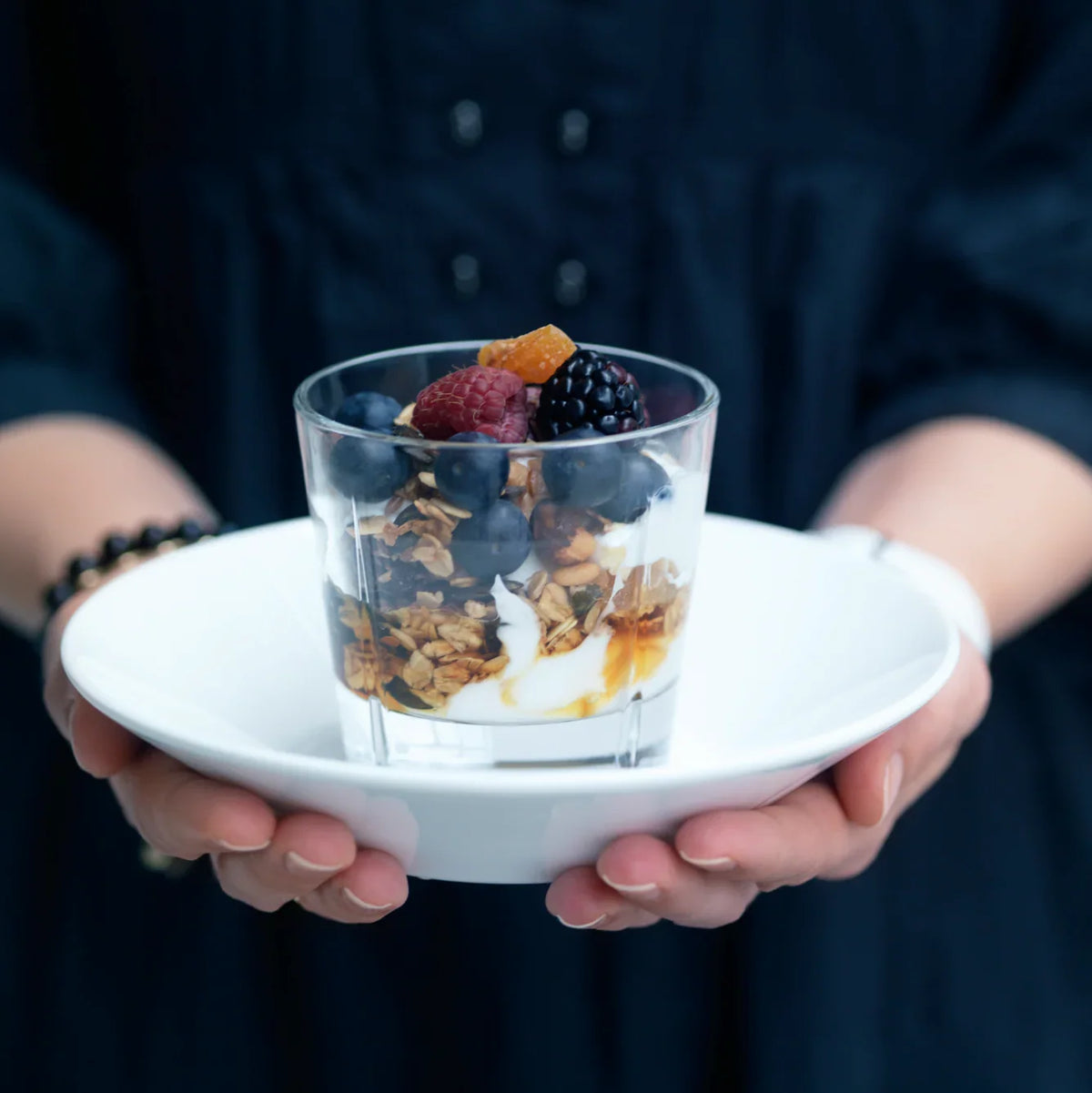 Rosendahl Grand Cru drinksglas fyldt med yoghurt, granola og friske bær på en hvid tallerken