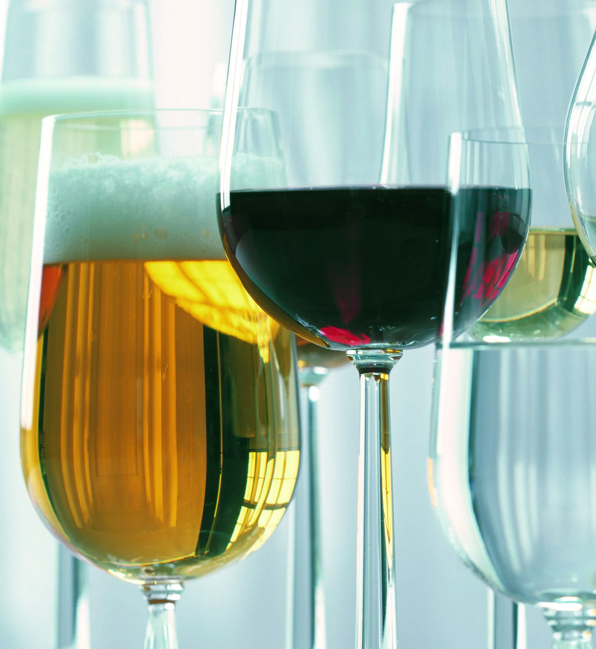Et udvalg af ROSENDAHL Grand Cru glas fyldt med øl og rødvin.