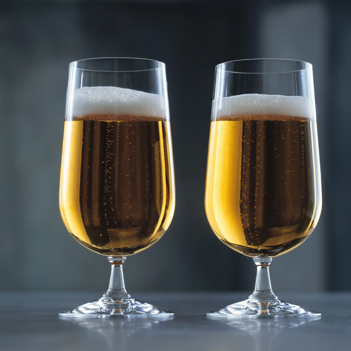 To ROSENDAHL Grand Cru ølglas fyldt med gylden øl og hvidt skum.