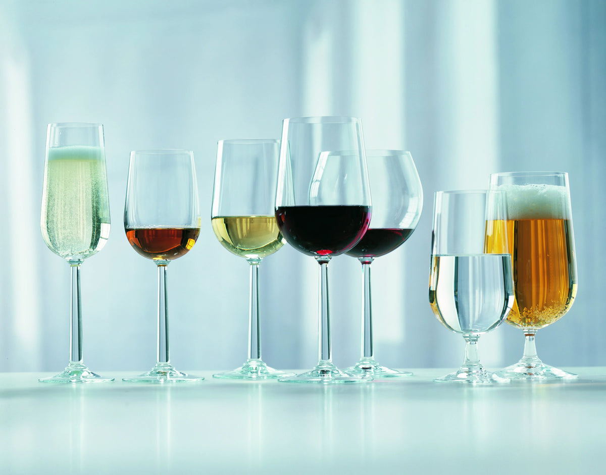 Sæt med forskellige ROSENDAHL glas med vin, øl og vand på en lys baggrund