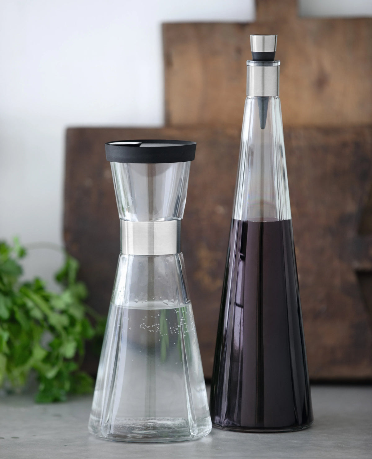 To ROSENDAHL Grand Cru karafler i glas, en med vand og en med rødvin.
