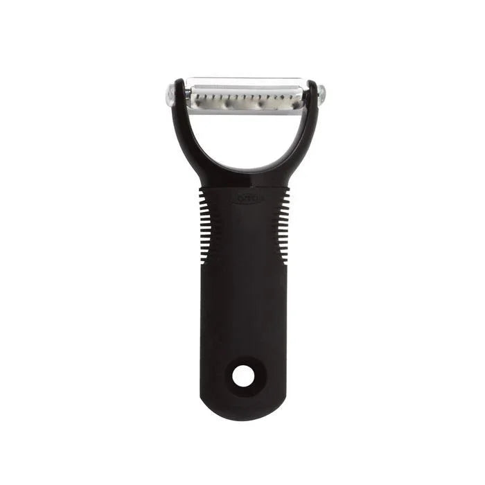 OXO julienne-skræller med sort ergonomisk håndtag og tænder til grøntsagsstrimler
