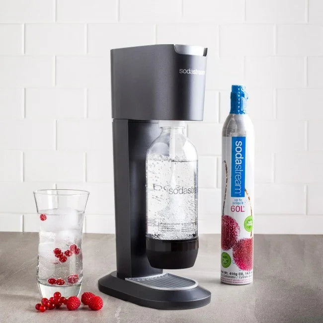 SODASTREAM sodavandsmaskine med kulsyrepatron og et glas med boblende vand og bær