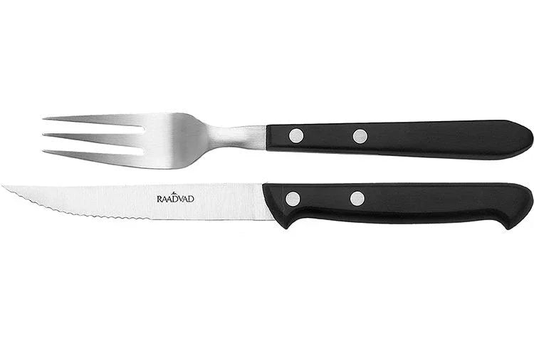 FISKARS Royal grillbestik bestående af en grillgaffel og en takket grillkniv med sorte håndtag