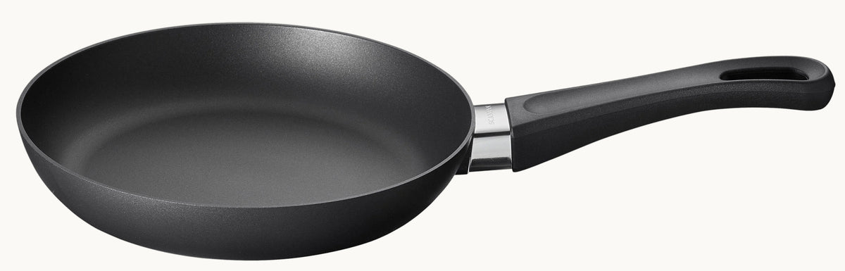 Sort SCANPAN Classic pande på 20 cm med sort håndtag