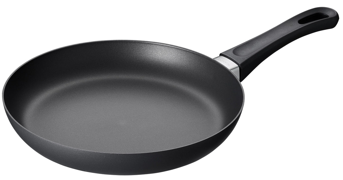 Sort SCANPAN Classic stegepande i 24 cm med non-stick belægning og ergonomisk håndtag