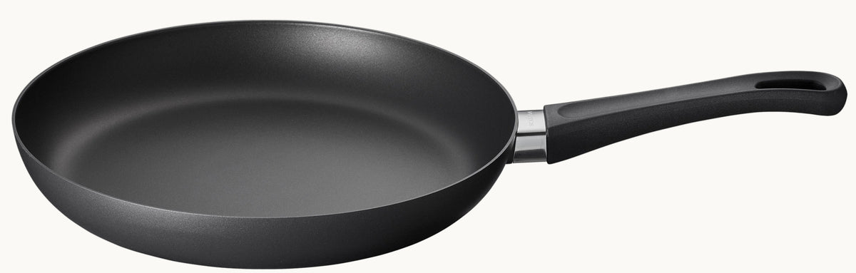 Sort SCANPAN Classic stegepande på 28 cm med non-stick belægning og sort håndtag