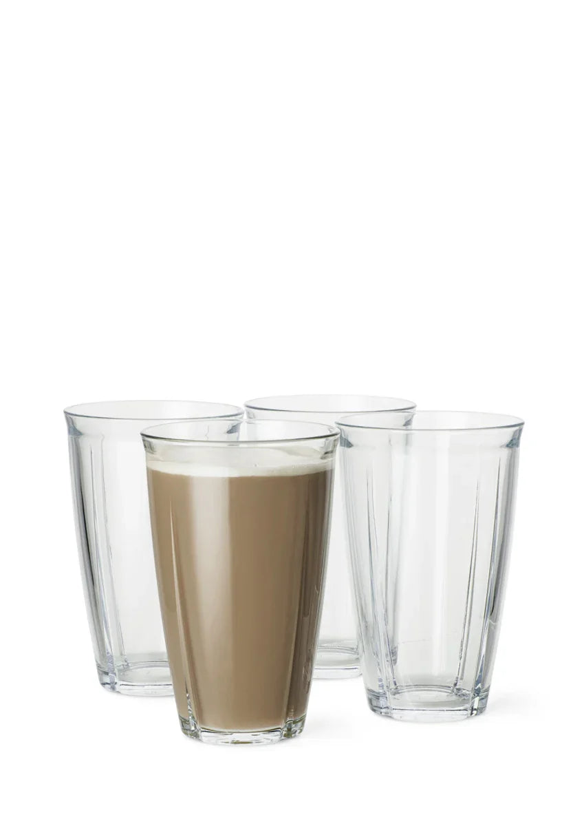 Sæt med fire ROSENDAHL Grand Cru Soft latteglas, hvoraf ét er fyldt med kaffe med mælk.