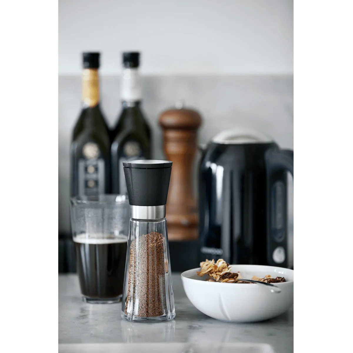Hvid ROSENDAHL Grand Cru soft skål med morgenmad ved siden af kaffemølle og kaffe