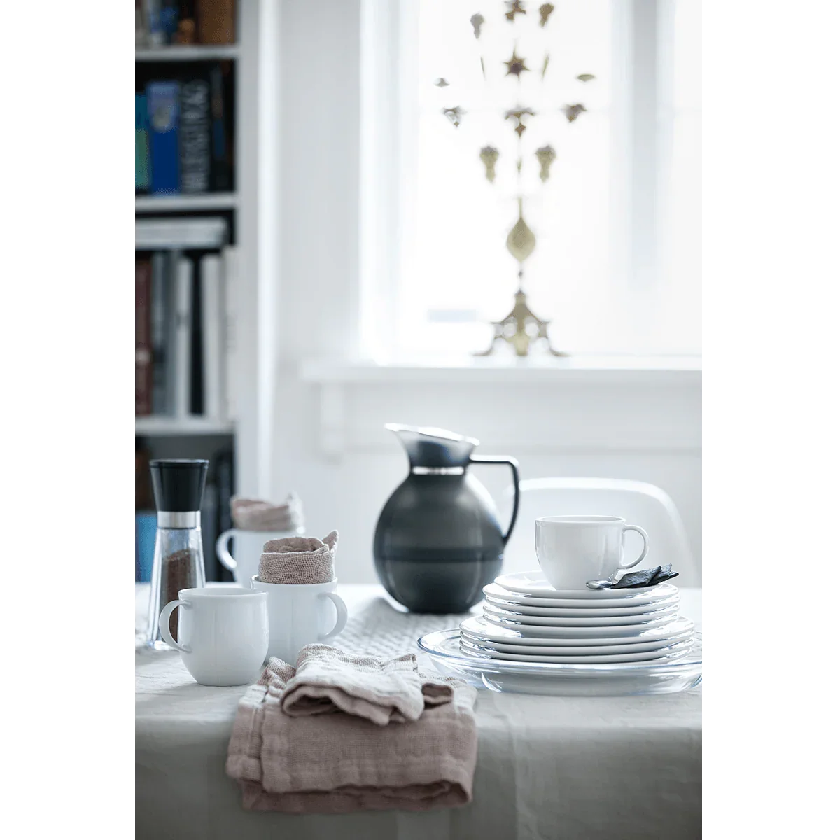 Sæt med hvide ROSENDAHL Grand Cru tallerkener, kopper og kande på et hvidt bord